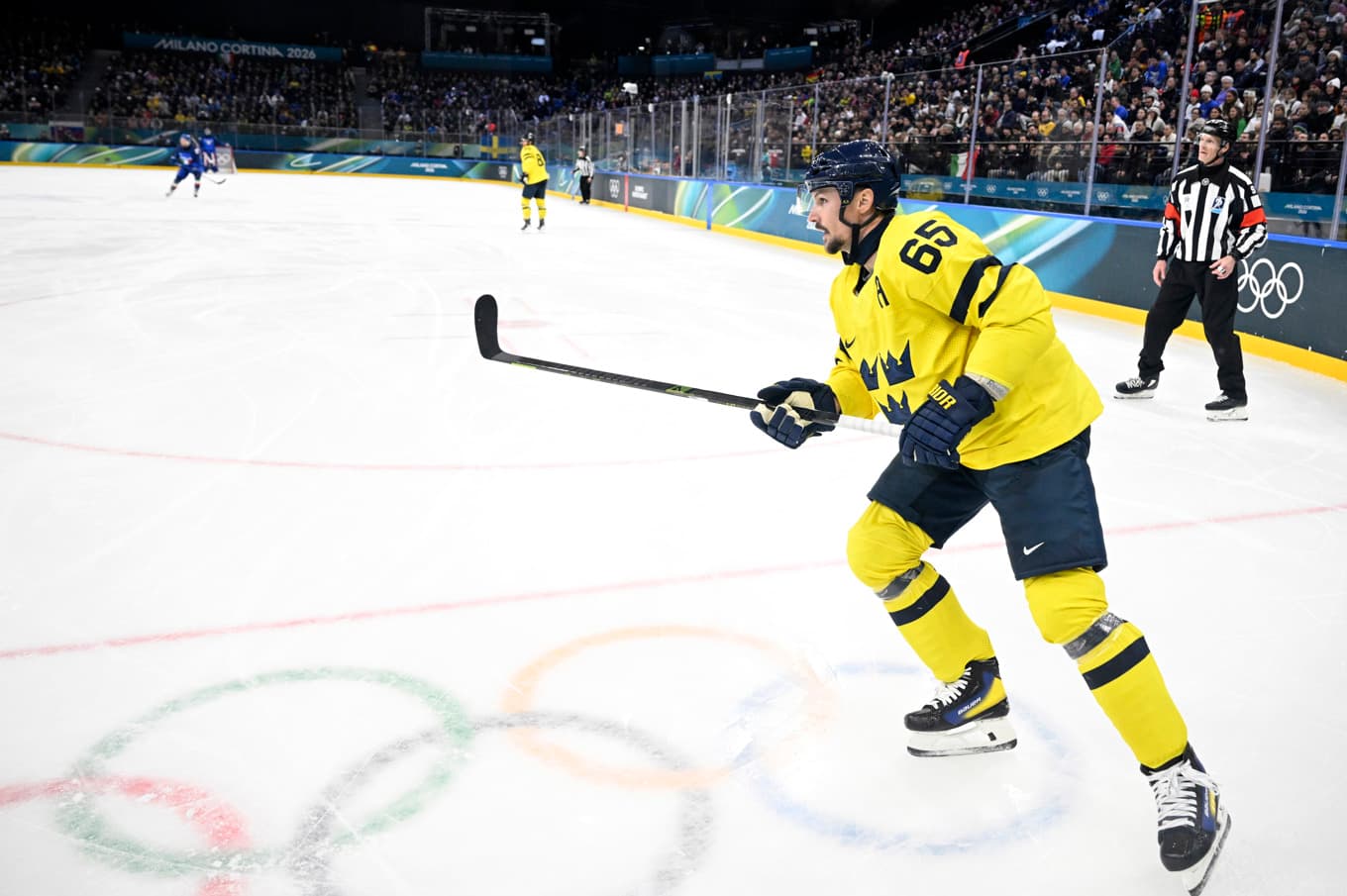 Stjärnbacken Erik Karlsson när Sverige vann OS-premiären mot värdnationen Italien med 5–2 i Milano. Foto: Jessica Gow/TT