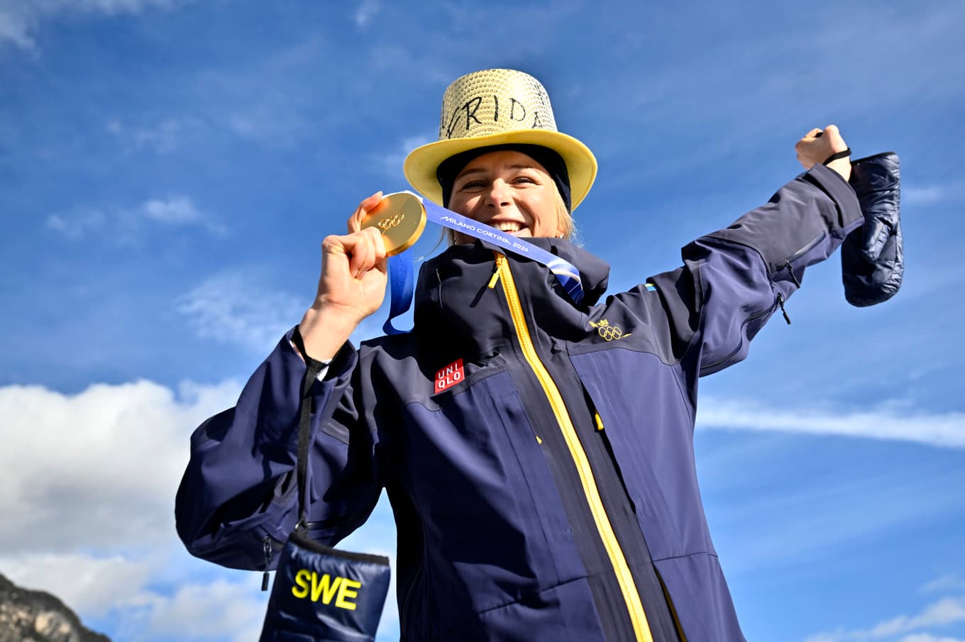 Frida Karlsson med sitt OS-guld på 10 kilometer. Foto: Christine Olsson/TT