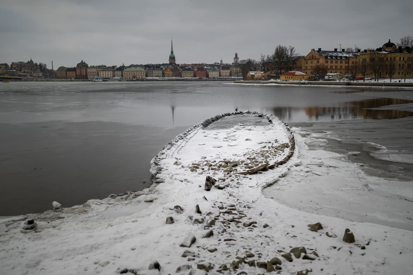 Ett skeppsvrak som vanligtvis ligger dolt under vattenytan har till följd av det låga vattenståndet blivit synligt från kajen på Kastellholmen i Stockholm. Bild från den 5 februari. Foto: Magnus Lejhall/TT