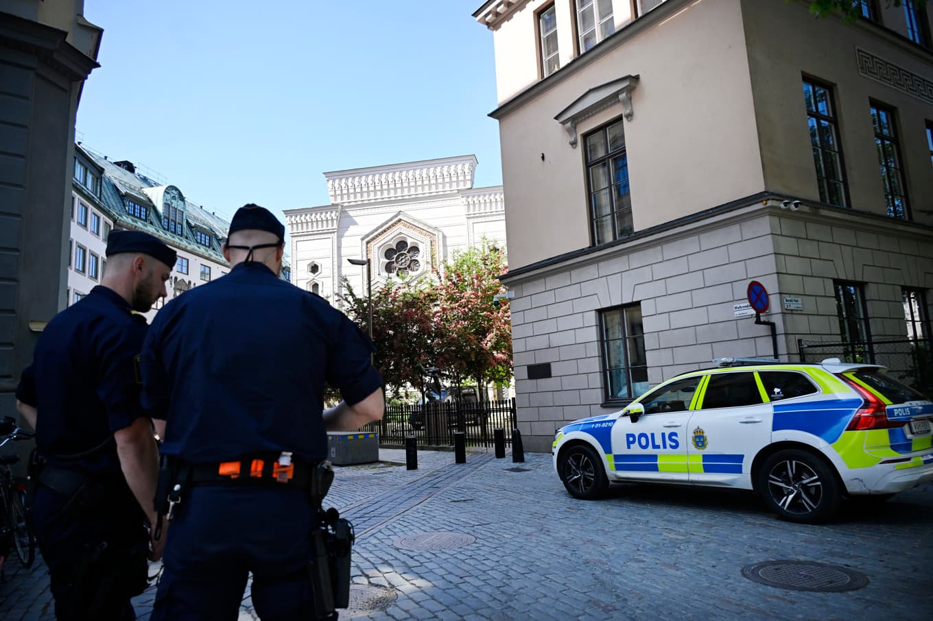 Poliser bevakar Stora synagogan i Stockholm. Arkivbild. Foto: Henrik Montgomery/TT