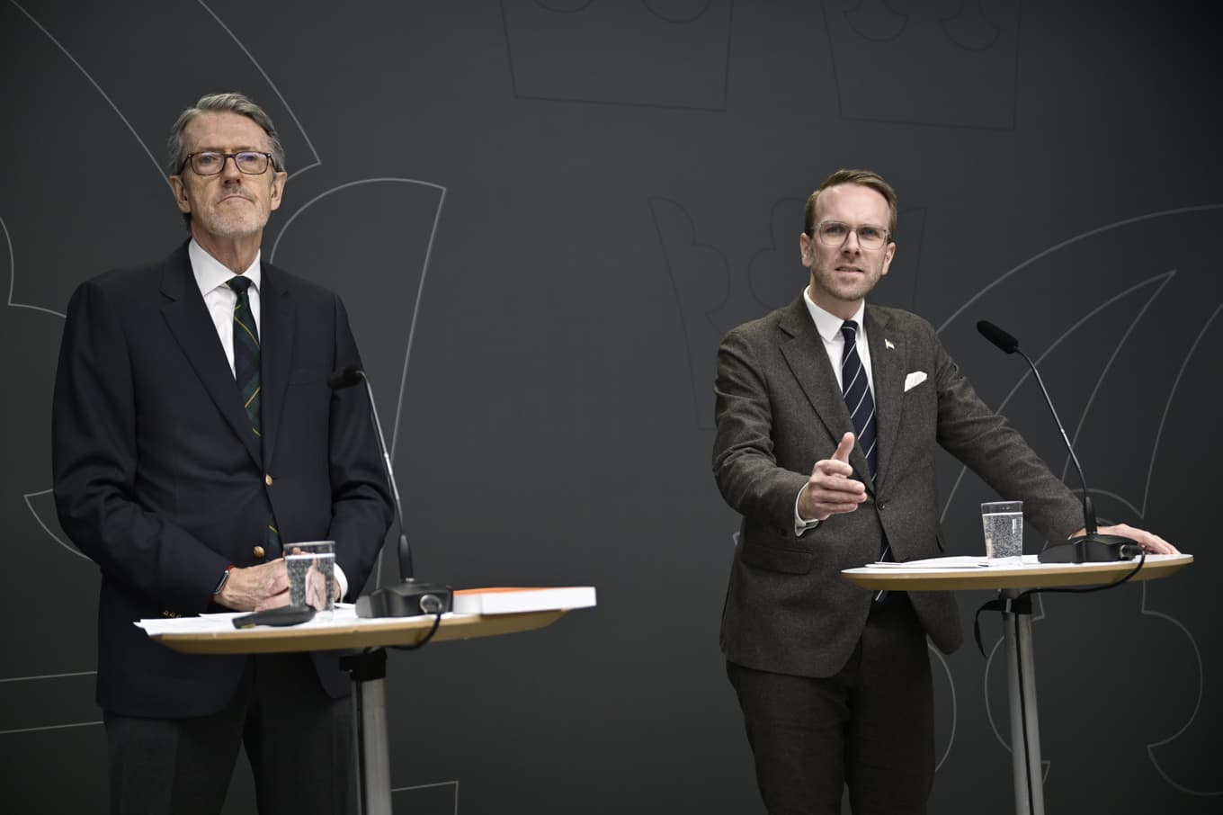 Infrastruktur- och bostadsminister Andreas Carlson (KD) (till höger) tar emot en utredning om Lantmäteriets arbete med informationssäkerhet från den särskilde utredaren Dag Stegeland. Foto: Magnus Lejhall/TT