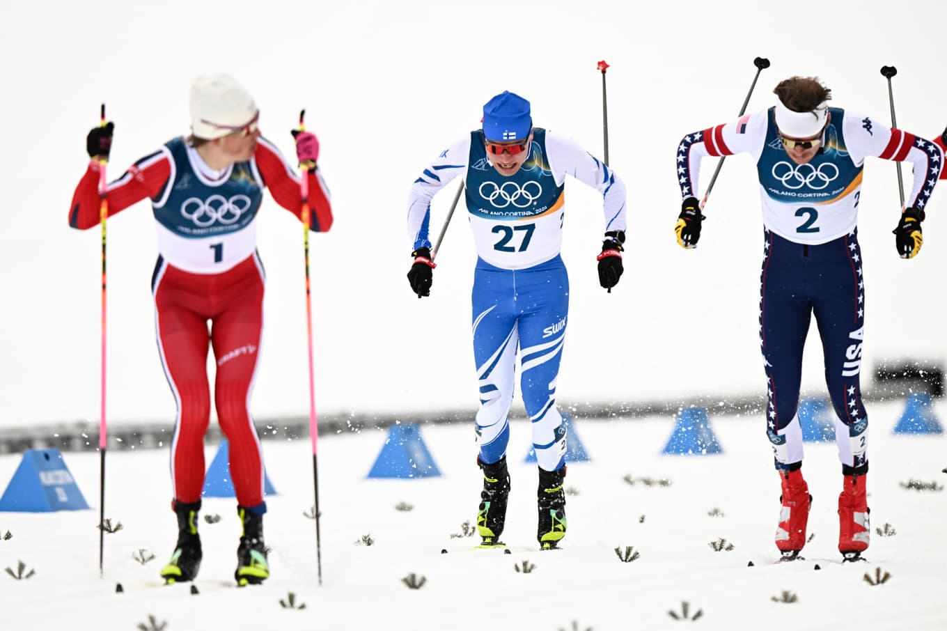 Johannes Høsflot Klæbo, Lauri Vuorinen och Ben Ogden på upploppet i sprintfinalen. Foto: Roni Rekomaa/Lehtikuva/TT