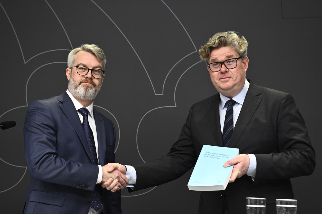 Utredaren Hans Harding överlämnar sina förslag till justitieminister Gunnar Strömmer. Foto: Henrik Montgomery/TT