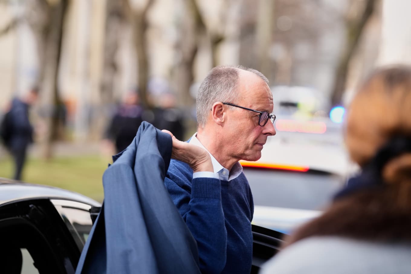 Tysklands förbundskansler Friedrich Merz anländer till säkerhetskonferensen i München. Foto: Michael Probst /AP/TT