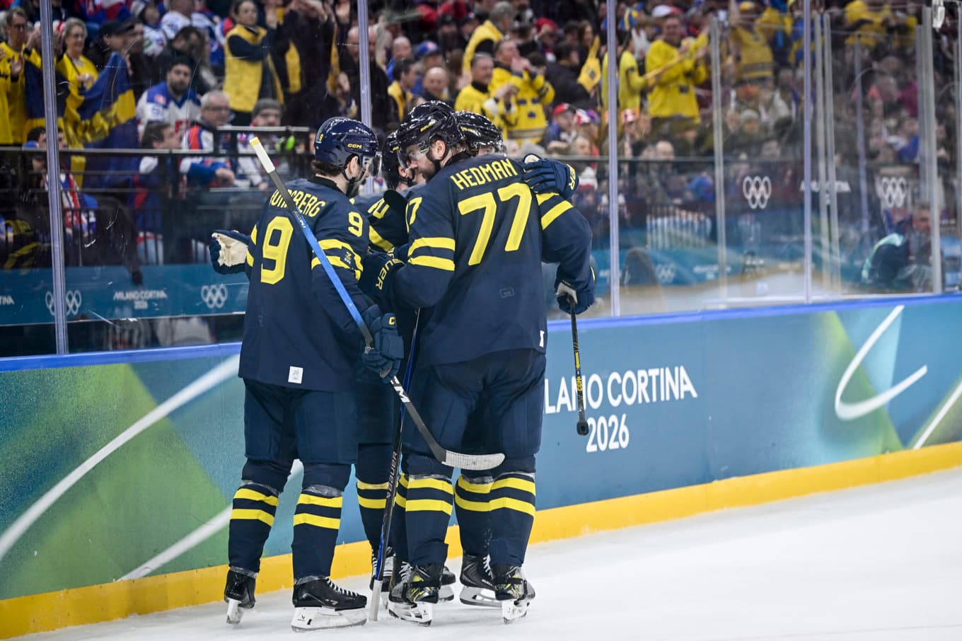 Jubel efter att Sveriges Elias Pettersson gjort 3–2 mot Slovakien i OS-hockeyn. Foto: Jessica Gow/TT