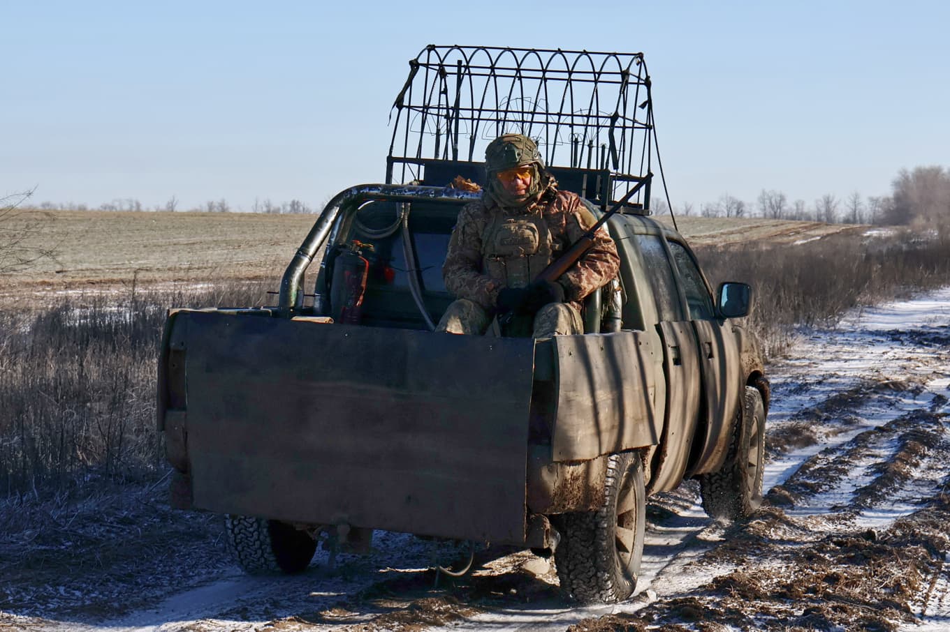 Ukrainska soldater i regionen Zaporizjzja. Bilden har tillhandahållits av Ukrainas 65:e mekaniska brigad i tisdags. Foto: Andrij Andrijenko  /AP/TT