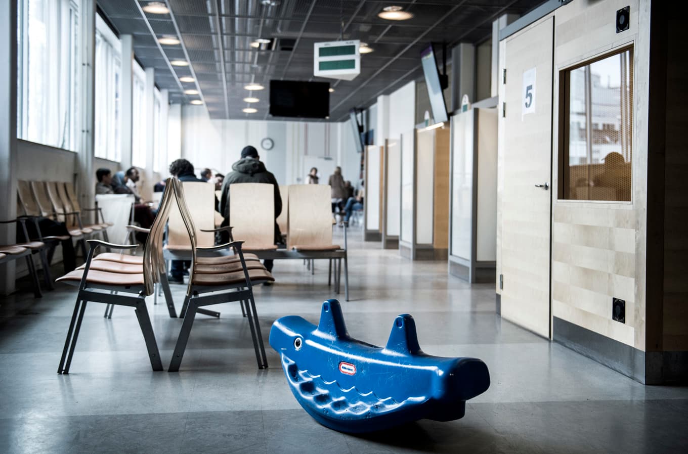 Utvisningsbeslutet mot en bebis har väckt starka känslor. Arkivbild från väntsalen på Migrationsverket i Solna. Foto: Marcus Ericsson/TT