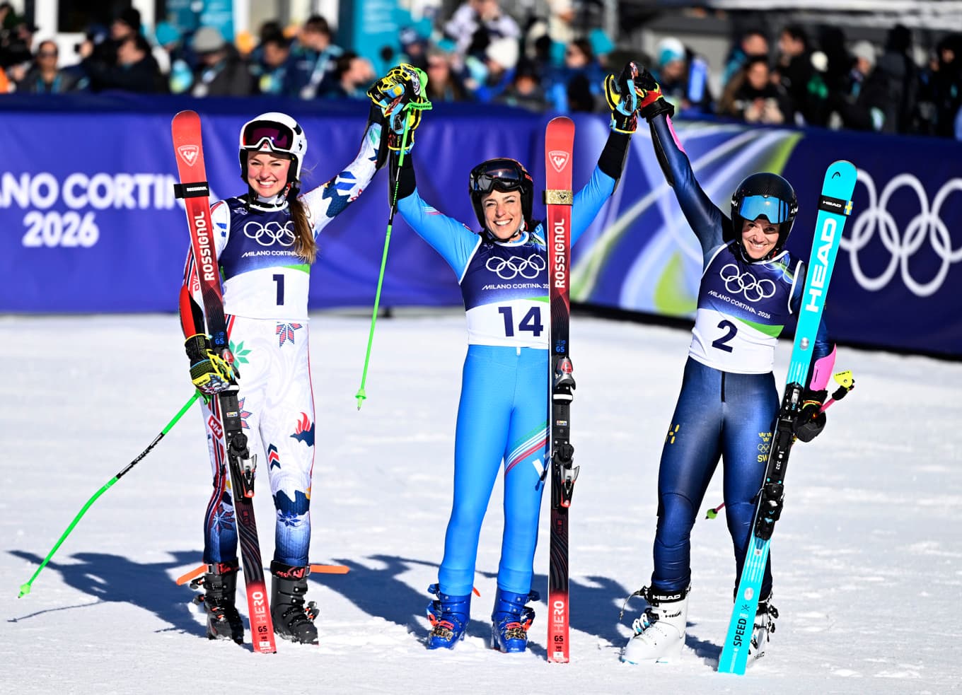 Vinnaren Federica Brignone (mitten) jublar med Sara Hector (till höger) som delar andra platsen med Norges Thea Louise Stjernesund i OS-storslalomen. Foto: Pontus Lundahl/TT