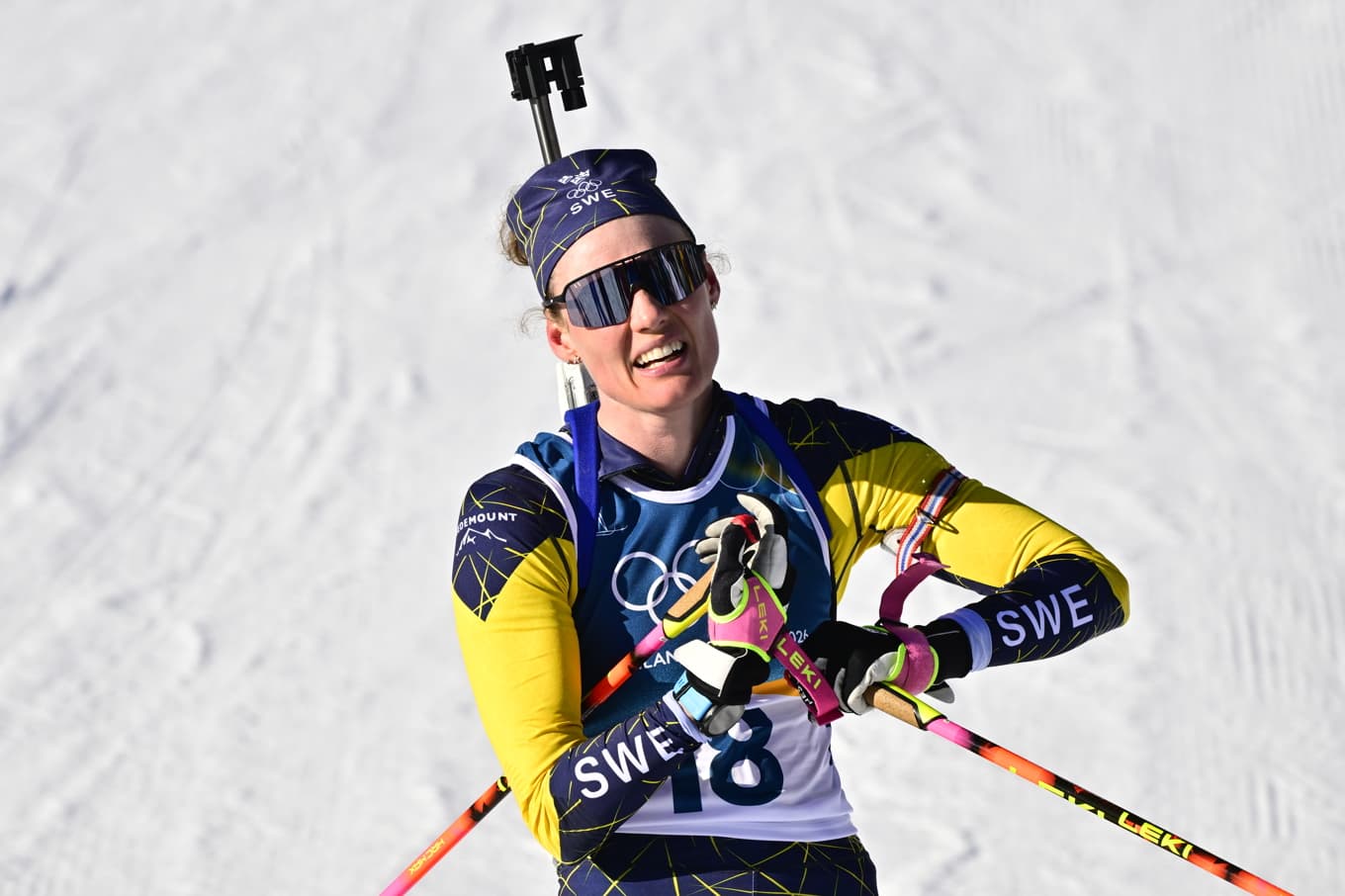 Hanna Öberg efter jaktstarten, då hon helst pratade om sambon Martin Ponsiluoma som tog guld. Foto: Jonas Ekströmer/TT