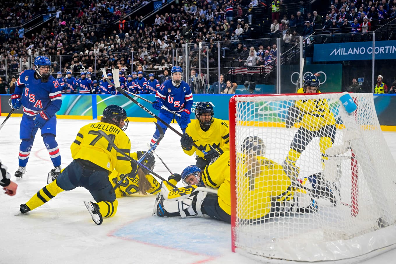 Damkronorna förlorade mot USA i OS-semifinalen i Milano. Här släpper målvakten Ebba Svensson Träff in 0–2-målet. Foto: Jessica Gow/TT