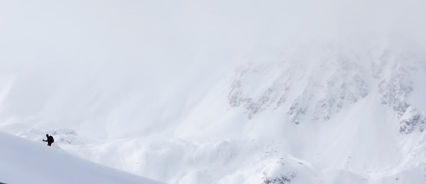 Lavinfaran är för närvarande stor i Alperna. Arkivbild. Foto: Matthias Schrader/AP/TT