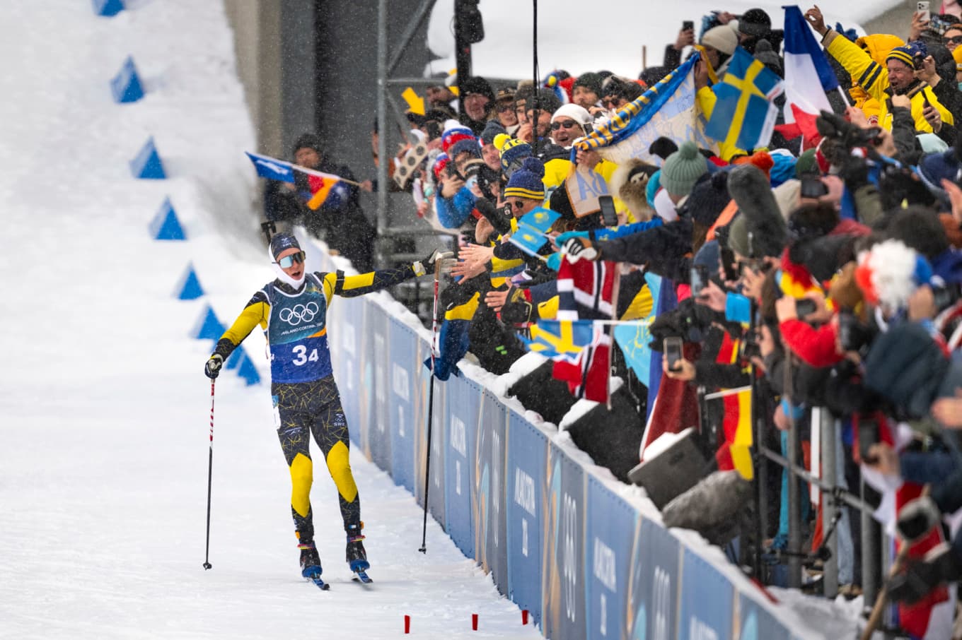 Sebastian Samuelsson firar OS-bronset med svenska supportrar. Foto: Pontus Lundahl/TT