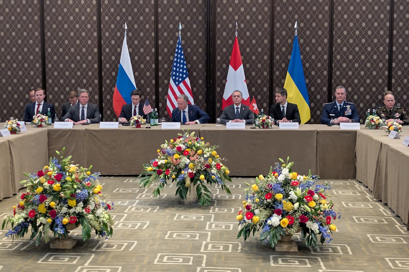 Delegationen från USA vid huvudändan av rummet i samtalen i Schweiz, med Ryssland och Ukrainas delegationer på var sin motsatt sida. Foto: Ukraians nationella säkerhets- och försvarsråd via AP/TT