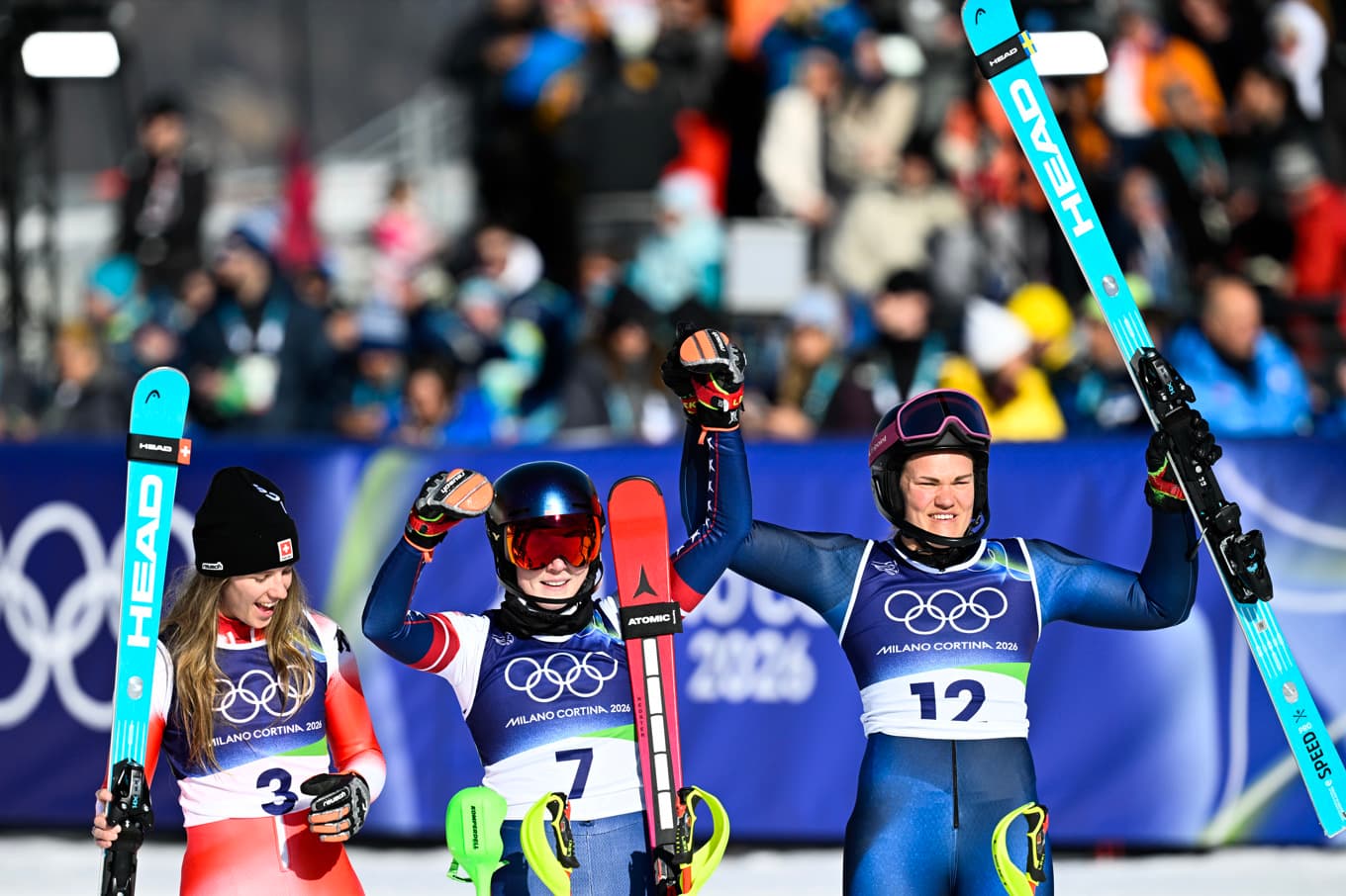 Anna Swenn-Larsson (till höger) firar sin första OS-medalj tillsammans med tvåan Camille Rast (till vänster), och USA:s Mikaela Shiffrin, som vann. Foto: Pontus Lundahl/TT