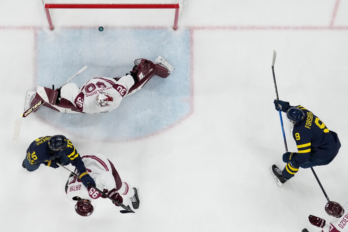 Filip Forsberg gör Sveriges 3–0-mål i åttondelsfinalen mot Lettland. Foto: Petr David Josek  /AP/TT