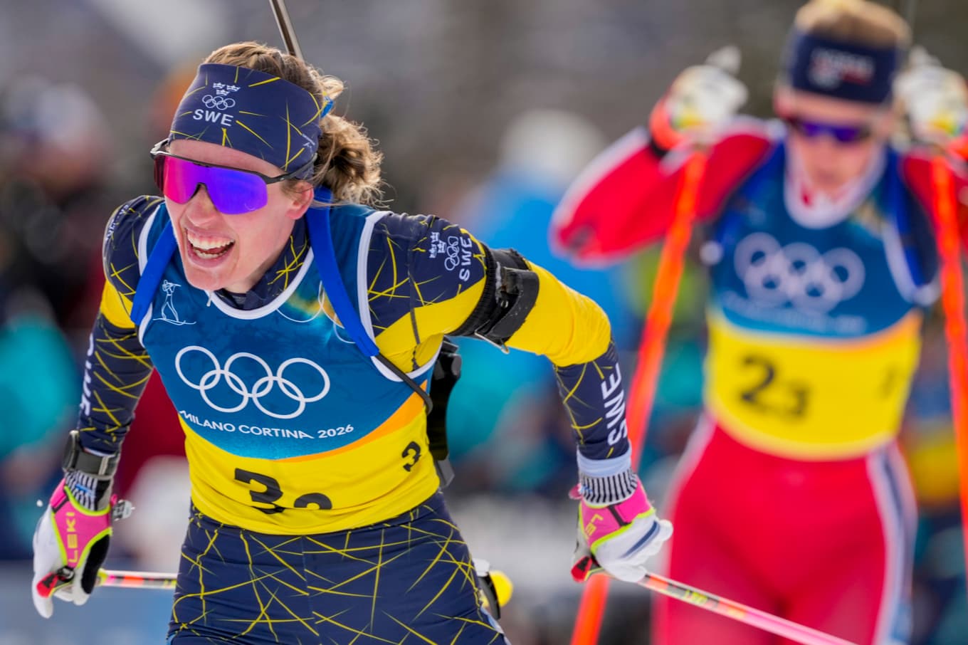 Elvira Öberg framför norskan Karoline Knotten under damernas skidskyttestafett i OS. Foto: Heiko Junge/NTB/TT