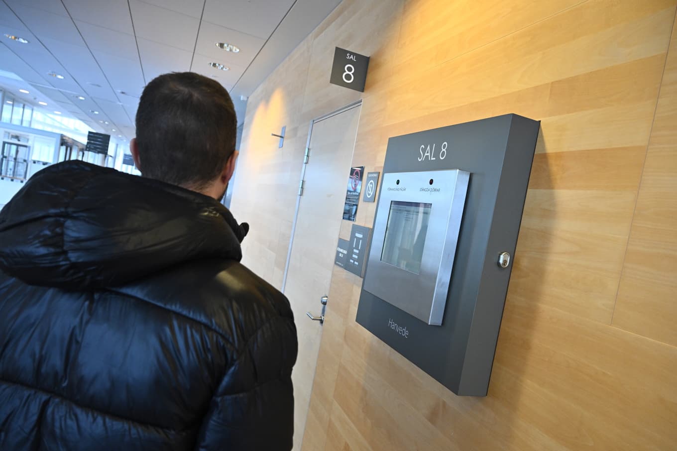 Häktningsförhandlingen hölls vid Södertörns tingsrätt för en man som är misstänkt för flera grova brott i Stockholm, Linköping och Uppsala. Foto: Claudio Bresciani/TT