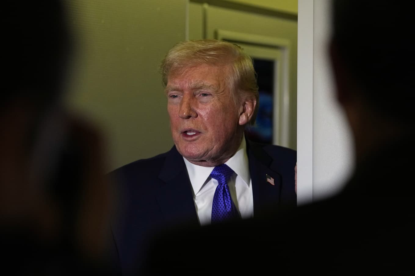 USA:s president Donald Trump ombord på presidentplanet på måndagen. Foto: Matt Rourke/AP/TT