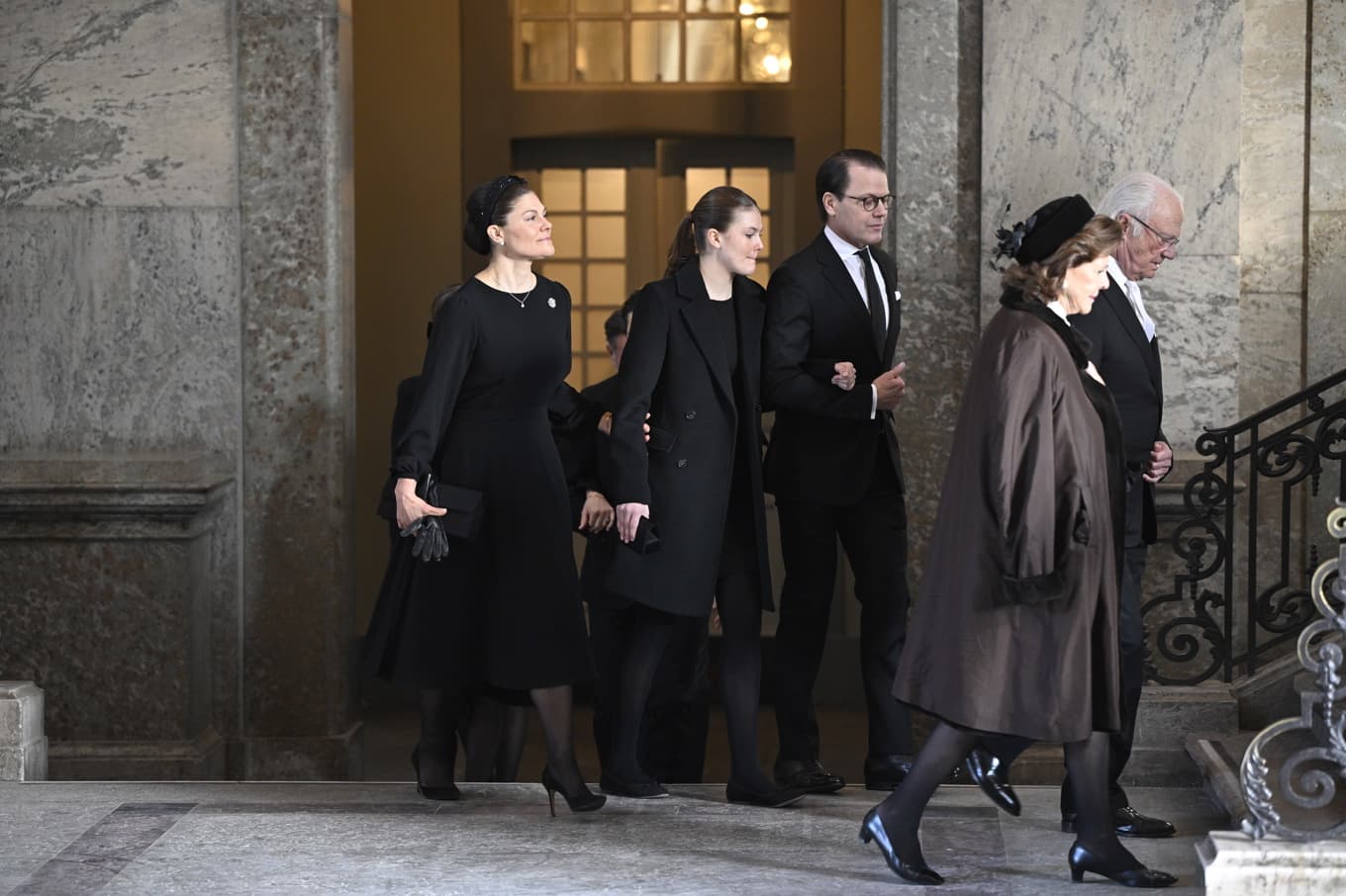 Prinsessan Victoria, prinsessan Estelle, prins Daniel, drottning Silvia och kung Carl Gustaf anländer till prinsessan Désirées begravningsgudstjänst i Slottskyrkan på Stockholms slott. Foto: Henrik Montgomery/TT