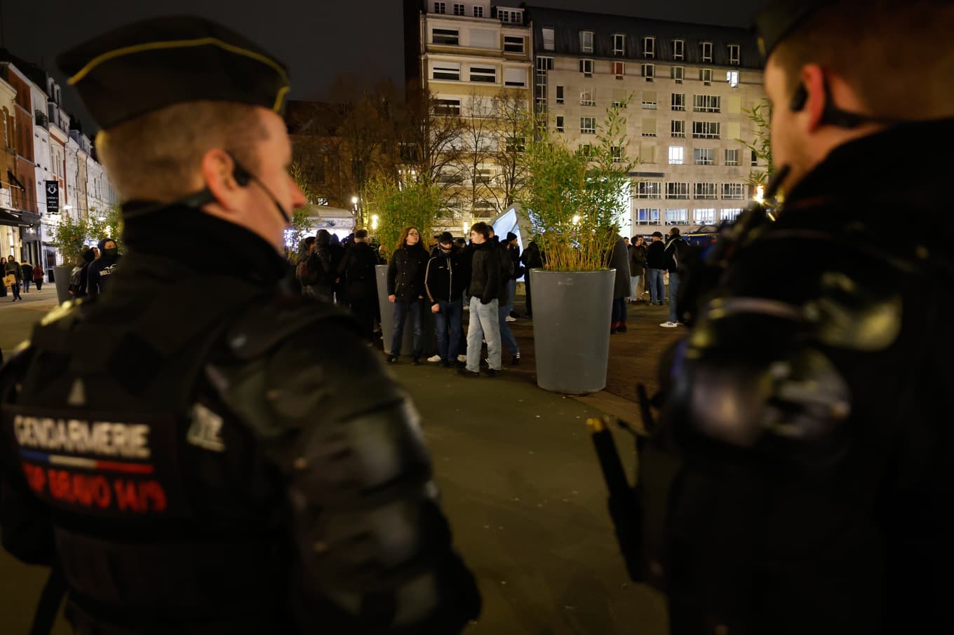 Polis i Lille i norra Frankrike bevakar en demonstration till minne av Quentin Deranque. Bild från onsdagen. Foto: Jean-Francois Badias/AP/TT