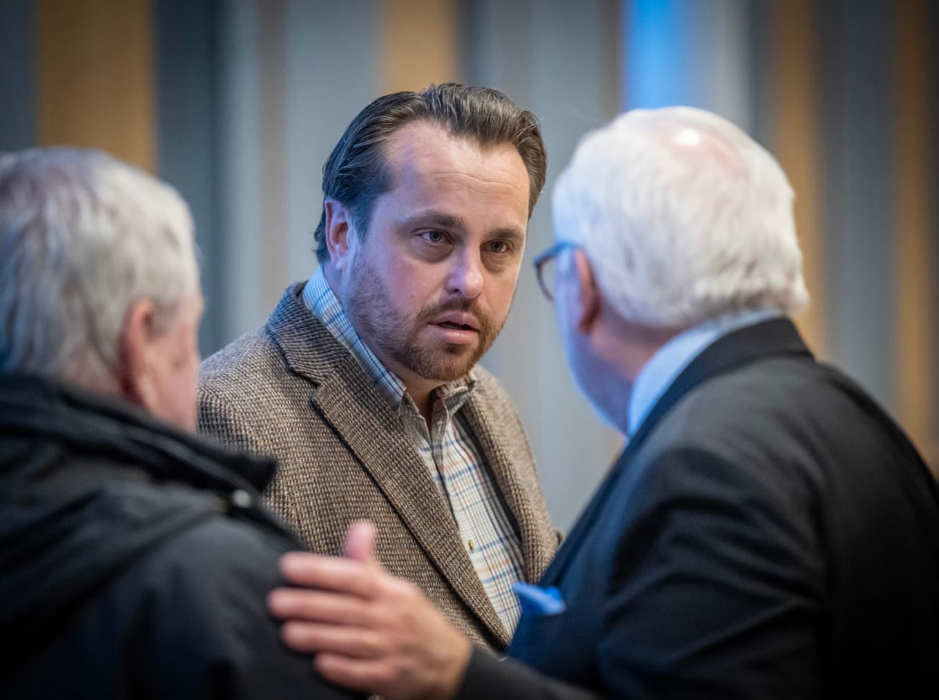 Kommunstyrelsens ordförande i Staffanstorp, Christian Sonesson (M), i samspråk med sin advokat Lars Kruse i samband med rättegång i Lunds tingsrätt den 13 januari. Foto: Johan Nilsson / TT