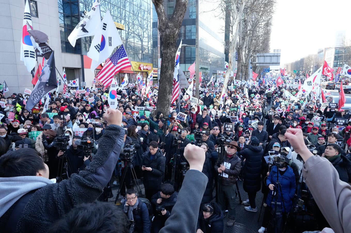Anhängare till Sydkoreas expresident Yoon Suk-Yeol demonstrerar utanför domstolsbyggnaden i Seoul i samband med att domen meddelas. Foto: Ahn Young-joon/AP/TT