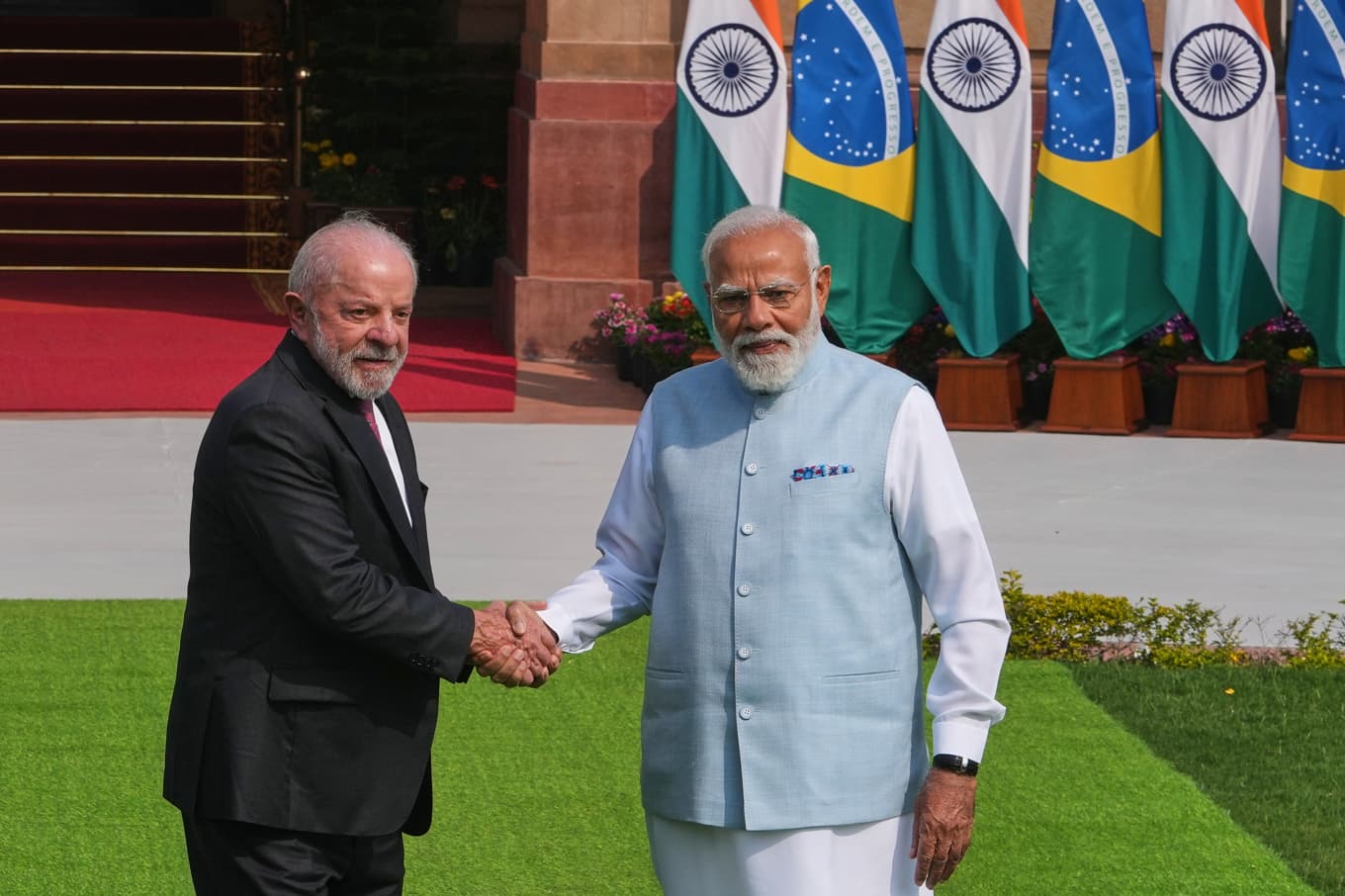 Indiens premiärminister Narendra Modi till höger skakar hand med Brasiliens president Luiz Inacio Lula da Silva. Foto: Manish Swarup /AP/TT