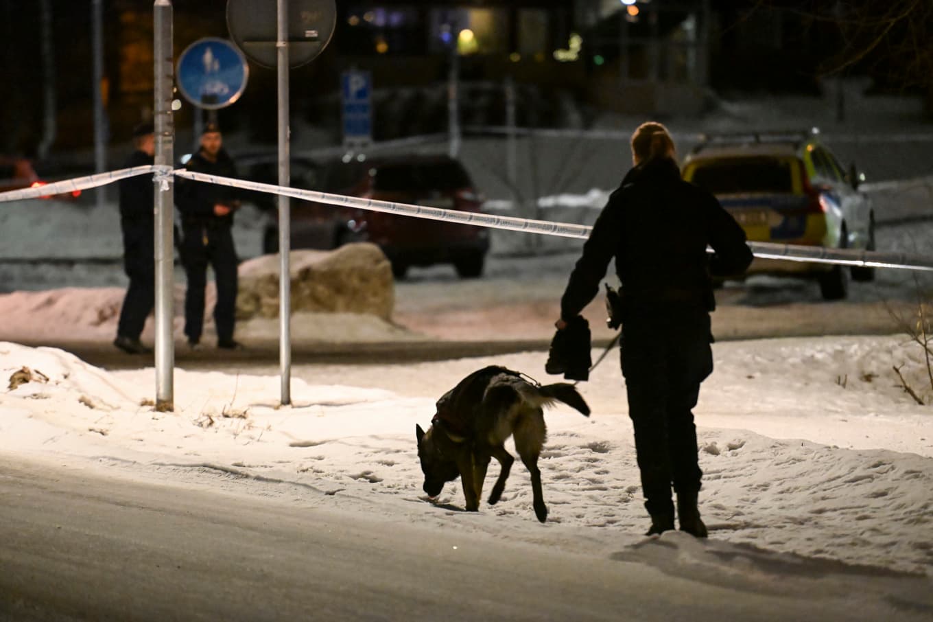 Flera polispatruller är på plats i Nyfors nära Tunavallen i Eskilstuna med anledning av ett misstänkt mord. Foto: Pontus Stenberg/TT