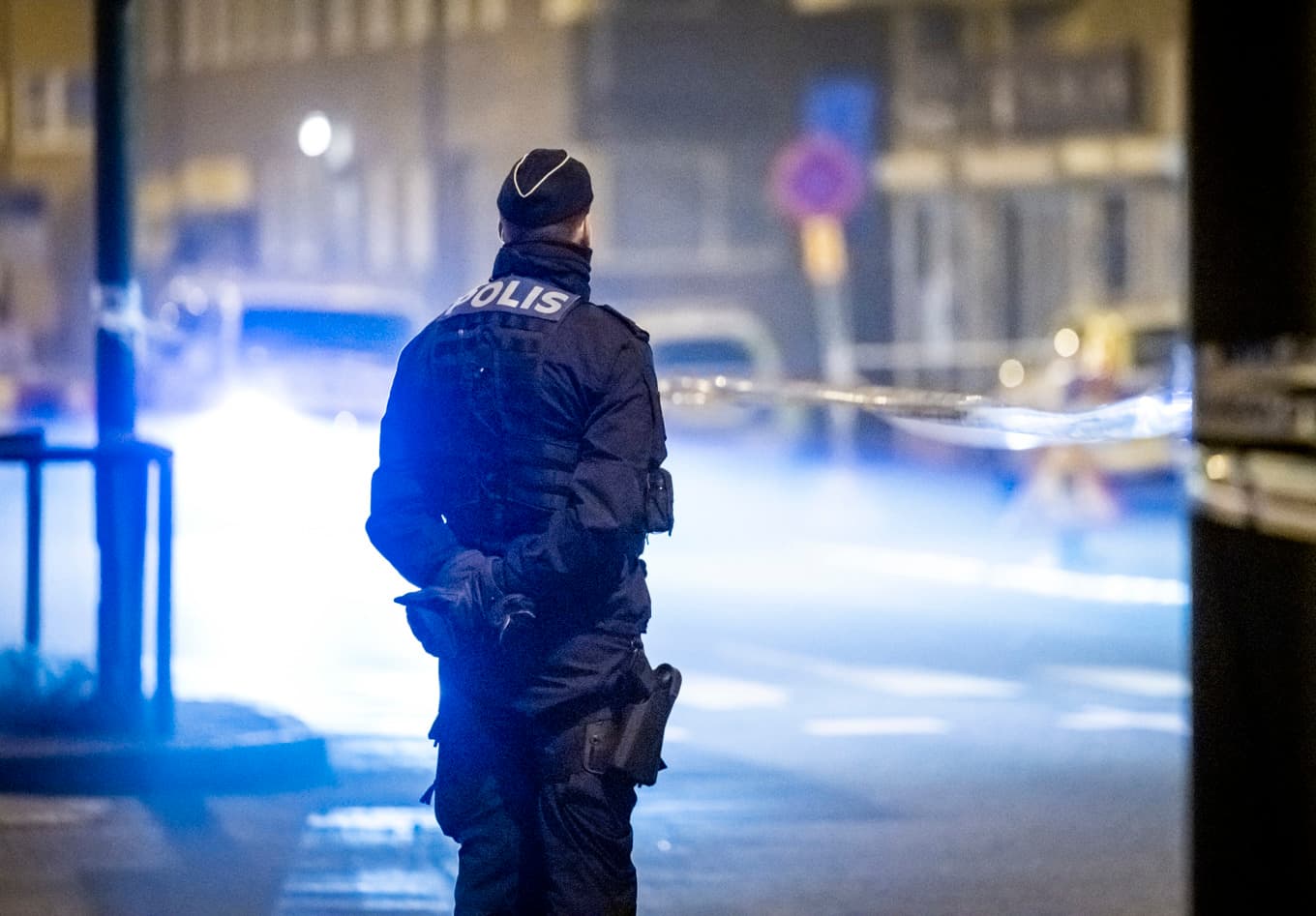 Polis på plats på Lundavägen i Malmö natten till tisdagen sedan en man blivit knivskuren. Foto: Johan Nilsson / TT