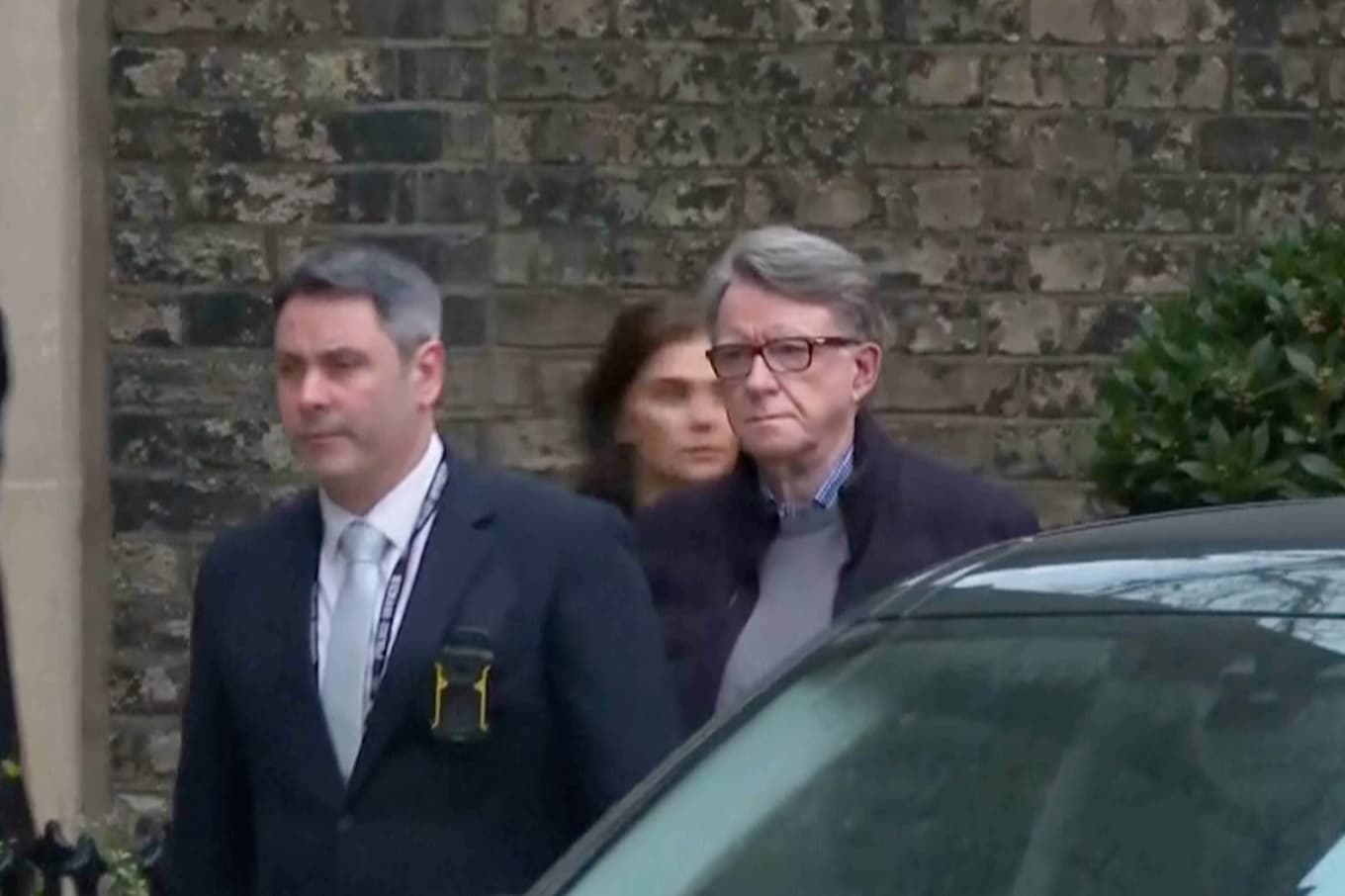 Peter Mandelson, till höger, under gripandet. Foto: Sky News via AP/TT