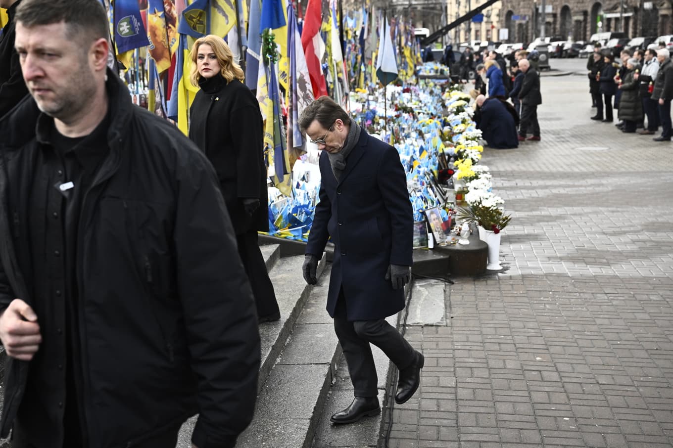 Statsminister Ulf Kristersson närvarar med president Zelenskyj och andra ledare för ceremoni och högtidlighållande av årsdagen samt nedläggning av minnesljus på Majdantorget i Ukrainas huvudstad Kiev. Foto: Fredrik Sandberg/TT