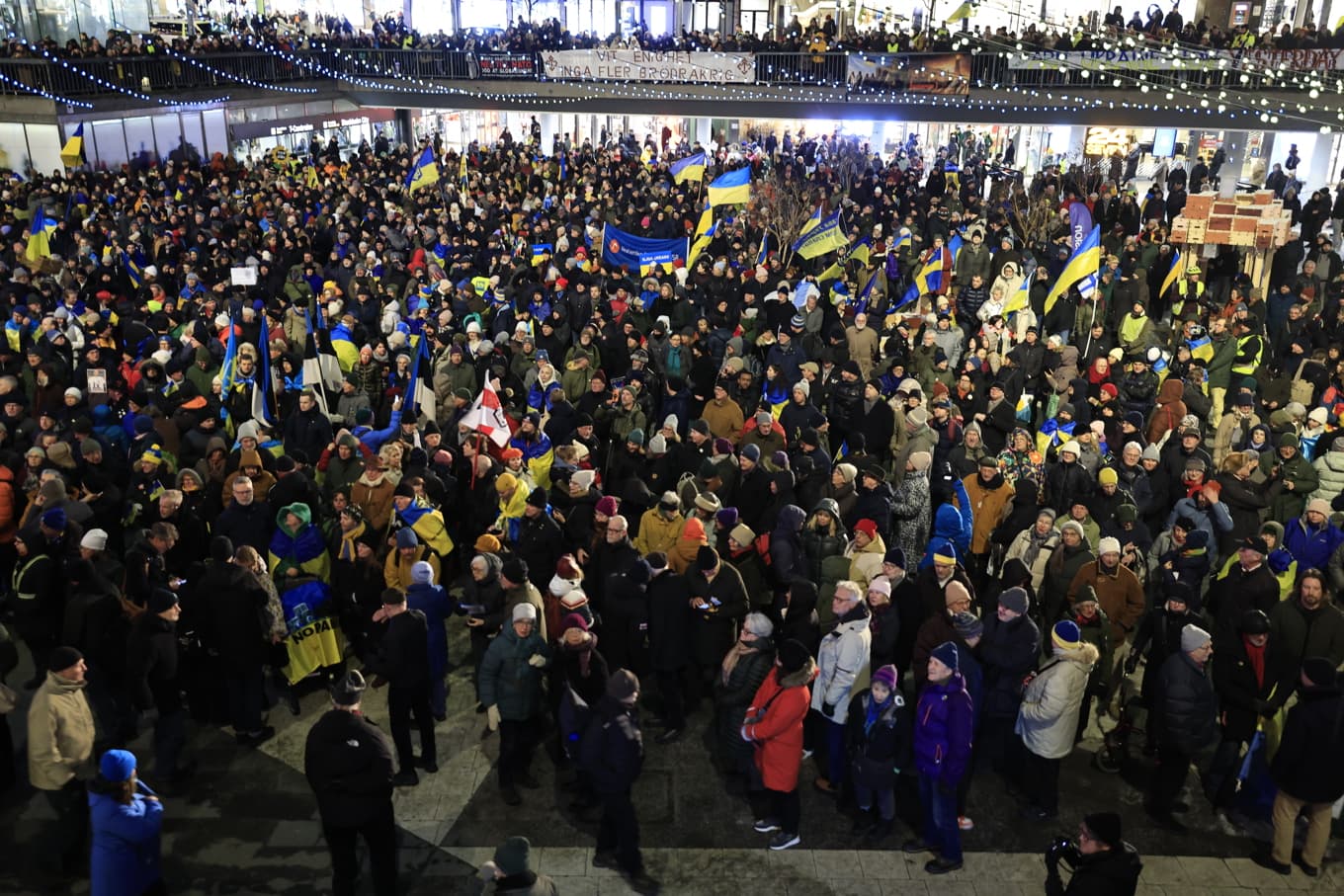 Demonstration vid Sergels torg i centrala Stockholm på fyraårsdagen av Rysslands fullskaliga invasion av Ukraina. Foto: Stefan Jerrevång/TT