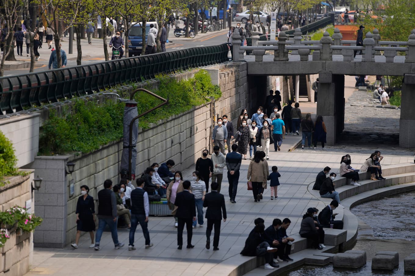 Höga kostnader för barnuppfostran i kombination med ett konkurrensutsatt samhälle tillhör orsakerna bakom Sydkoreas låga födelsetal, enligt experter. Foto: Lee Jin-man/AP/TT