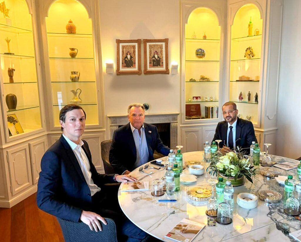 Omans utrikesminister Sayyid Badr bin Hamad al-Busadi (till höger) i möte med USA:s sändebud Steve Witkoff i (mitten) och Jared Kushner (till vänster) i Genève. Foto: Omans utrikesdepartement via AP/TT