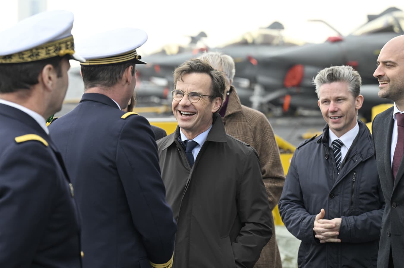 Statsminister Ulf Kristersson och försvarsminister Pål Jonson på det franska hangarfartyget Charles De Gaulle i Malmö hamn. Foto: Johan Nilsson/TT