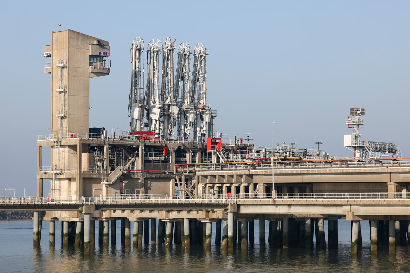Ett bordat ryskt fartyg ur den så kallade "skuggflottan" ska föras till hamnen i Zeebrygge, Belgien. Arkivbild. Foto: Yves Herman/AP/TT