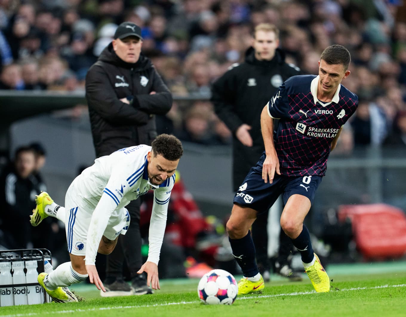 Storklubb på fall. Svenske anfallaren Jordan Larsson får symbolisera storklubben FC Köpenhamns historiska magplask. Foto: Claus Bech/Ritzau Scanpix/TT
