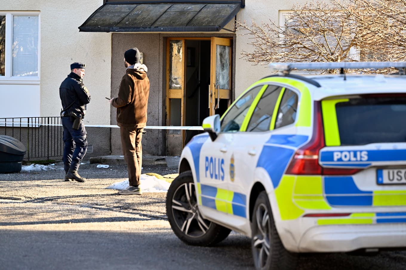 Något har exploderat vid en port Rågsved i södra Stockholm på måndagen. Foto: Pontus Lundahl/TT