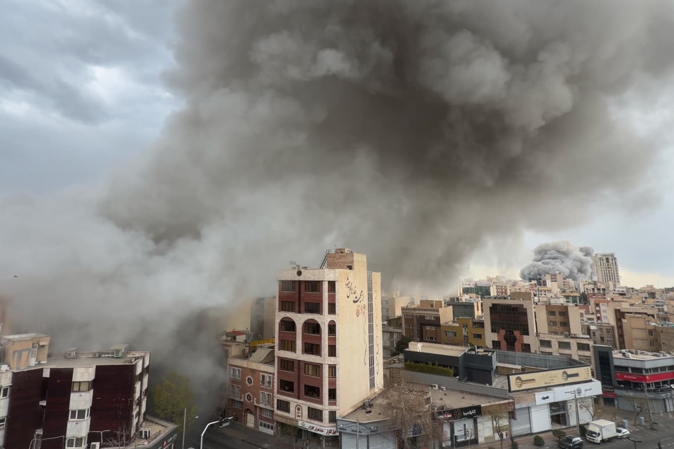 Flera rökpelare i Teheran efter attacker mot staden på måndagen. Foto: Mohsen Ganji/AP/TT