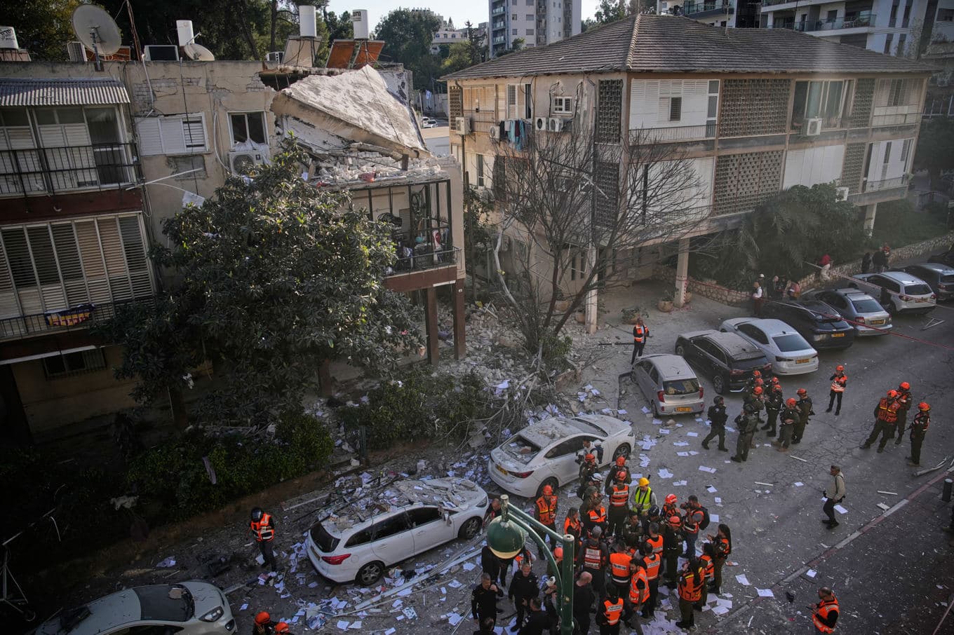 Förödelse i Ramat Gan i Israel, där en iransk robot slagit ner. Foto: Ohad Zwigenberg /AP/TT