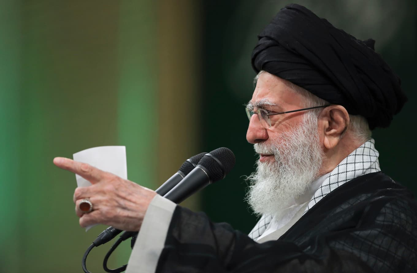 Bild på Irans nu avlidne ayatolla Ali Khamenei, från maj 2025. Foto: Högste ledarens kansli/AP/TT