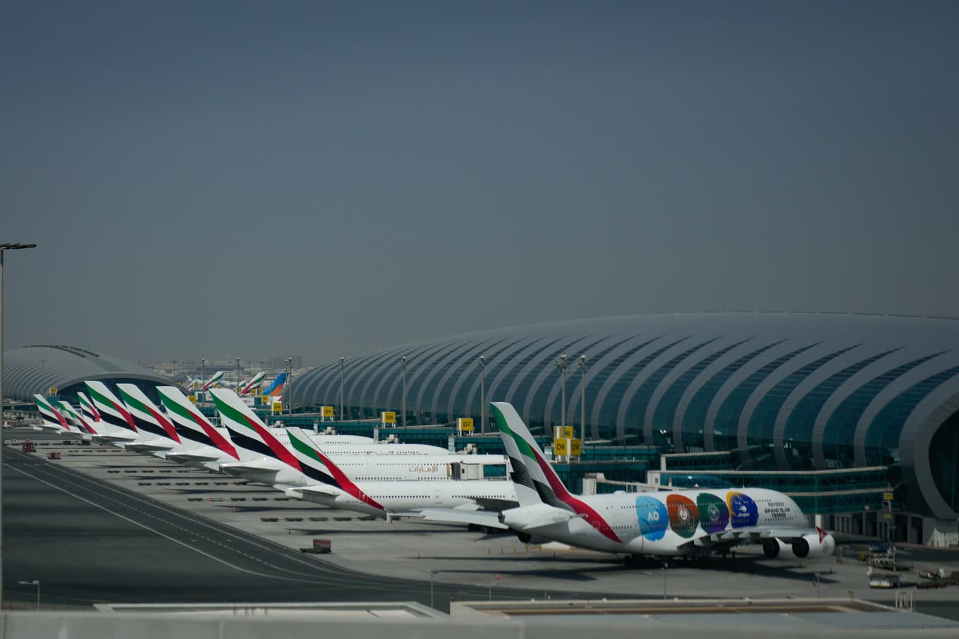 Flygplan tillhörandes Emirates som står parkerade på flygplatsen i Dubai. Foto: Altaf Qadri /AP/TT