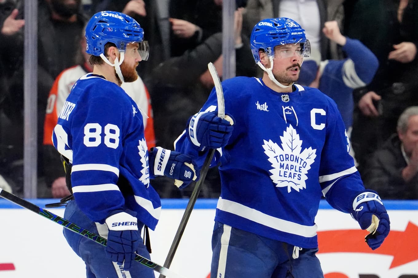 William Nylander (88) och Auston Matthews under matchen mot Philadelphia. Foto: Frank Gunn  /AP/TT