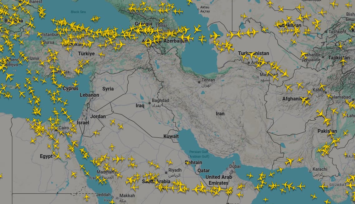Flygtrafiken över Mellanöstern på förmiddagen tisdagen den 3 mars. Foto: Flightradar24