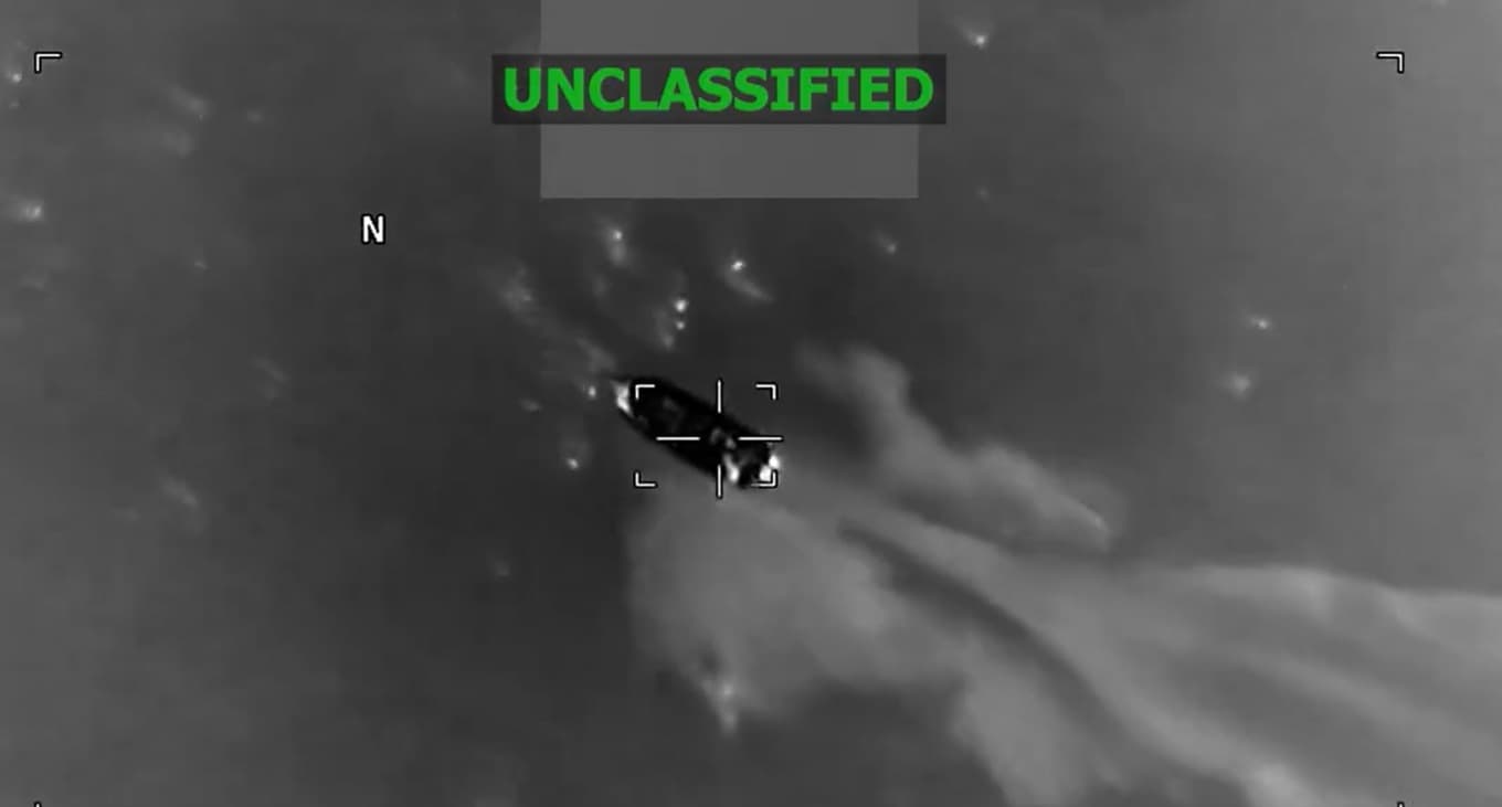 USA:s militär attackerar en båt i östra Stilla havet den 13 februari. Foto: Skärmdump/US Southern Command