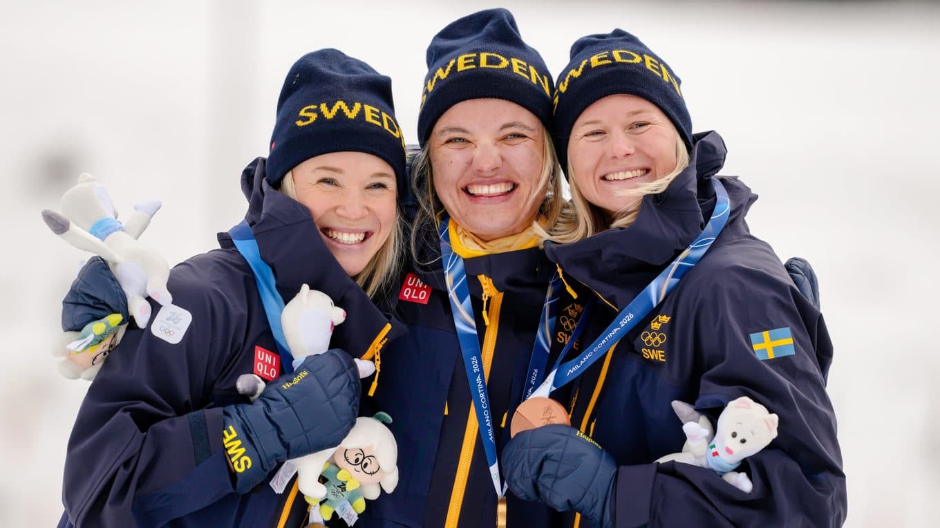 Sveriges damlandslag i längdskidor står i en klass för sig. Silvermedaljören Jonna Sundling, till vänster, och bronsmedaljören Maja Dahlqvist unnar självklart  Linn Svahn en plats i centrum. Guldet i sprint var Svahns första mästerskapsmedalj. Foto: Evgeniy Maloletka/AP/TT