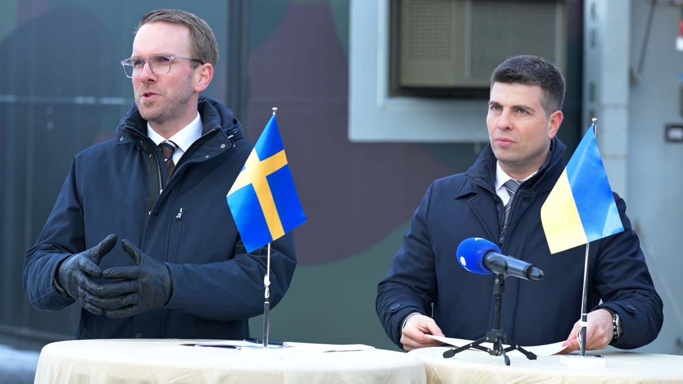 Infrastrukturminister Andreas Carlson (KD) och Ukrainas vice minister Serhiy Derkach möttes i Stockholm för ett högnivåmöte om transportinfrastruktur och återuppbyggnaden av Ukrainas luftrum. Foto: Roger Sahlström