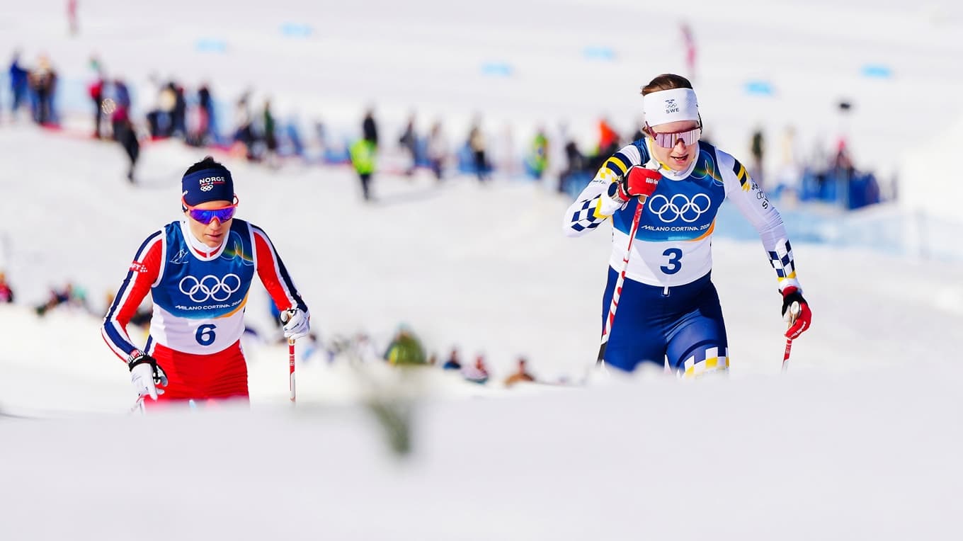 Ebba Andersson och svenska damlandslaget gör vad herrarna inte mäktar med – vinner – här senast damernas femmil vid OS i Milano Cortina. Foto: Kirsty Wigglesworth/AP/TT