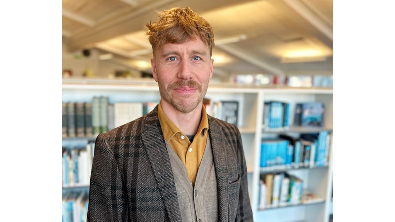 Läraren Henrik Almqvist 
får pris. Foto: Privat