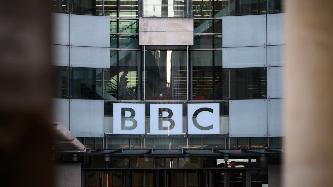 BBC har stämts av den amerikanske presidenten Donald Trump. Rättegången väntas äga rum i februari 2027. Foto: Leon Neal/Getty Images